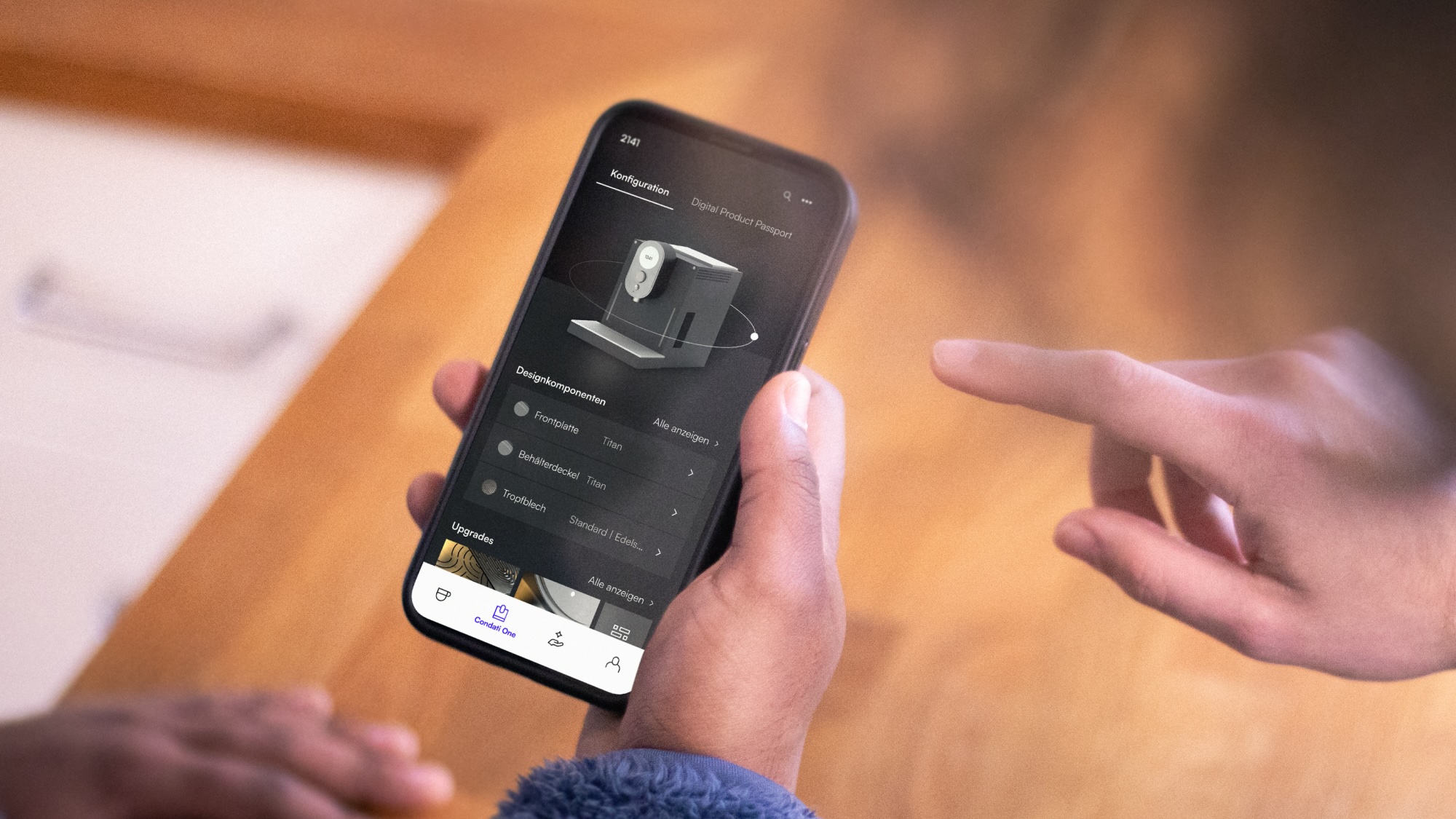 Hand mit Smartphone, zeigt App Screen mit digitalem Zwilling der Condati One