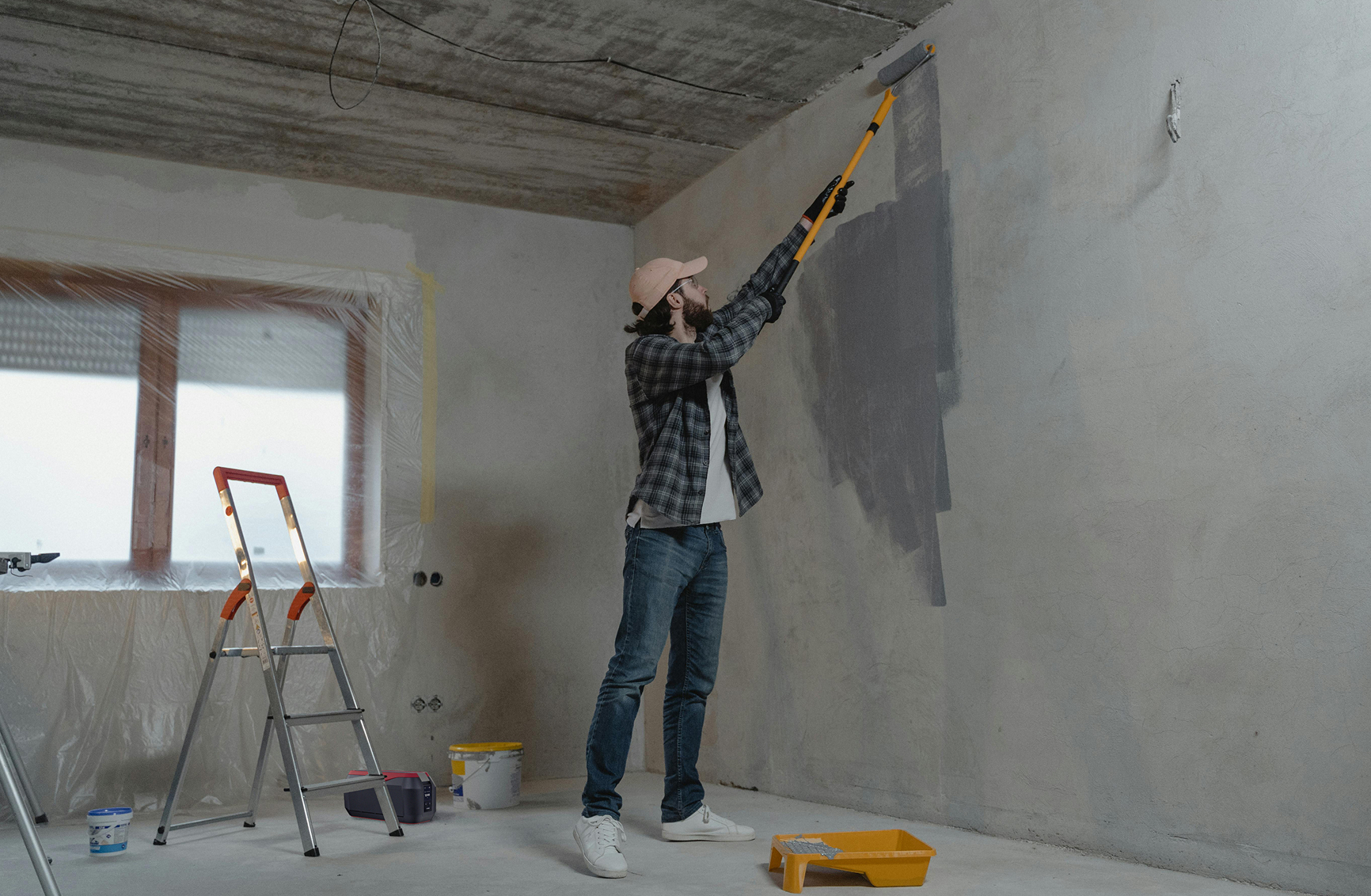 PREPO Kochbox in einem leeren Raum, in dem ein Maler malert.