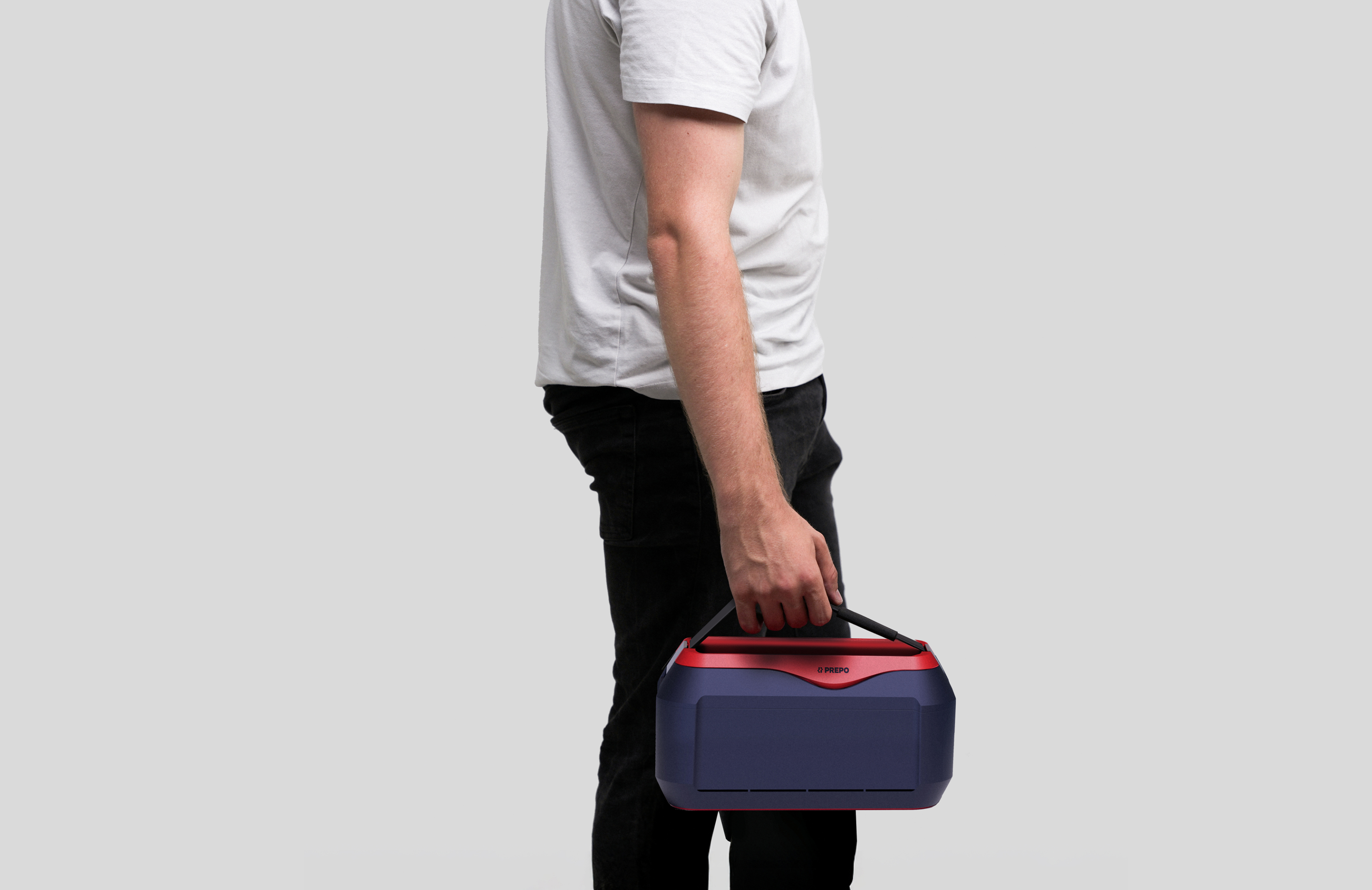 Kräftiger Mann trägt Kochbox im Seitenprofil